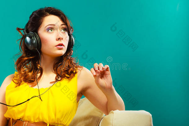 女孩戴着耳机听音乐MP3放松