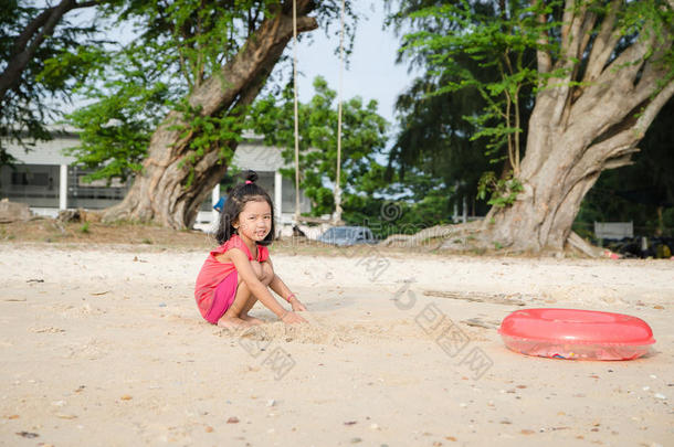 亚洲<strong>孩子</strong>泰国女孩在海滩上玩<strong>暑假</strong>