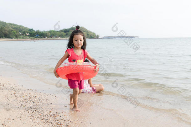 亚洲<strong>孩子</strong>泰国女孩在海滩上玩<strong>暑假</strong>