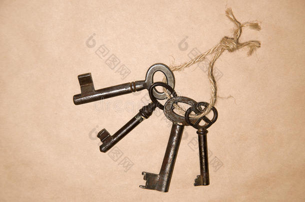纸船上的绳子上有很多老式的钥匙