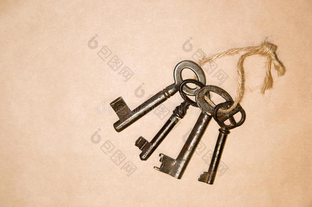 很多老式钥匙从工艺纸上的锁