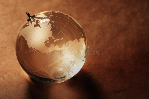 玻璃球与一张世界地图的图片在古董纸上