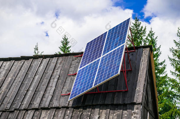 一个偏远山村里的太阳能电池板