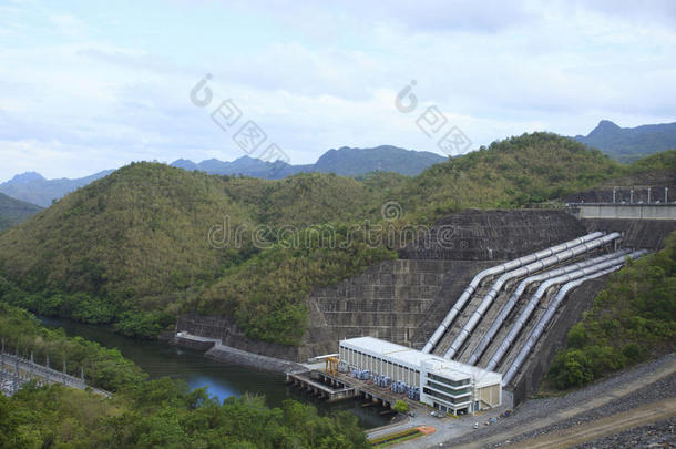 电力发电机建筑斯里纳哈林大坝，坎查纳布里，泰国重要的电力发电机发电