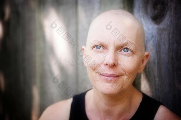秃顶的癌症病人在外面看上去很高兴