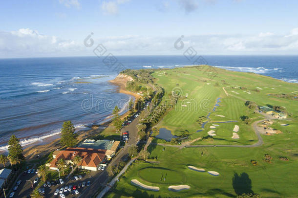海岸线上的高尔夫球场