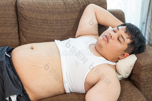 胖亚洲男人睡觉
