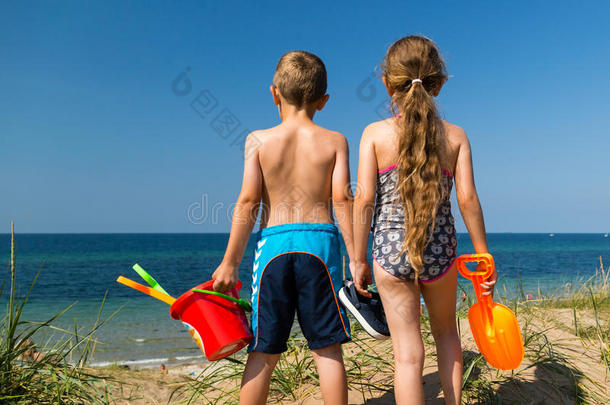 去海滩的孩子们