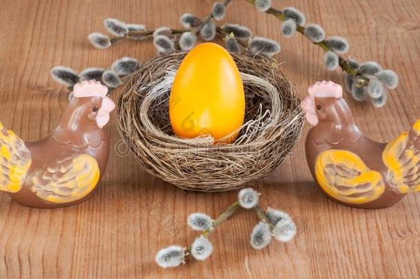 巧克力母鸡和鸡蛋在巢里