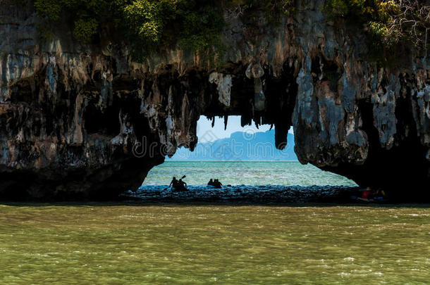 泛舟穿过洞穴进入泻湖，在PhangNGA湾，泰国