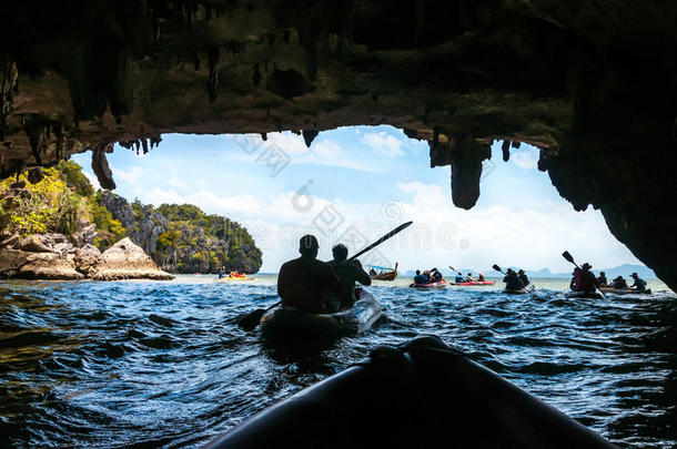 <strong>泛舟</strong>穿过洞穴进入泻湖，在PhangNGA湾，泰国