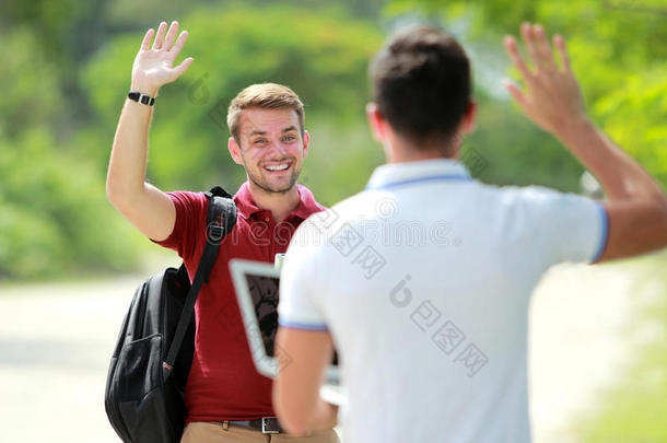 大学生<strong>遇见</strong>他的朋友，挥手