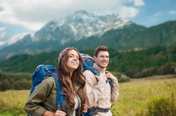 背着背包徒步旅行的微笑情侣