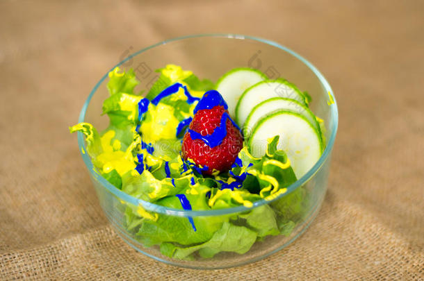 玻璃碗与新鲜的绿色沙拉疼痛的新鲜水果
