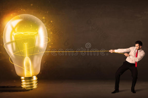 一个商人拉着一个发光的大灯泡