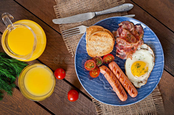 <strong>英式</strong>早餐-吐司，鸡蛋，培根和蔬菜