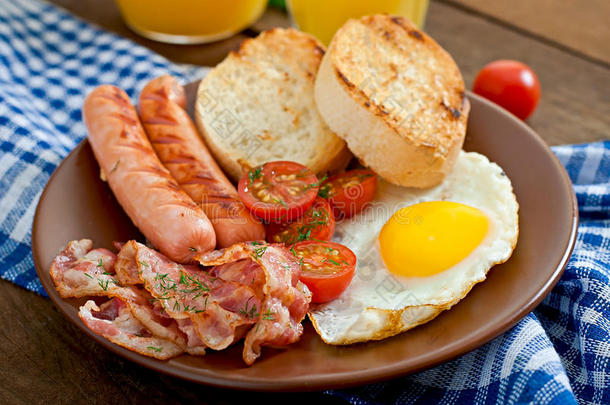 英式早餐-吐司，鸡蛋，<strong>培根</strong>和<strong>蔬菜</strong>