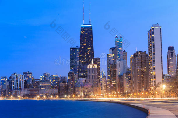 芝加哥城市摩天大楼晚上在市中心湖滨生病
