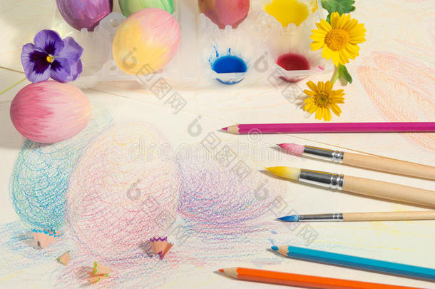 复活节手绘鸡蛋与彩色铅笔，水彩和春花，安排在彩色绘图。