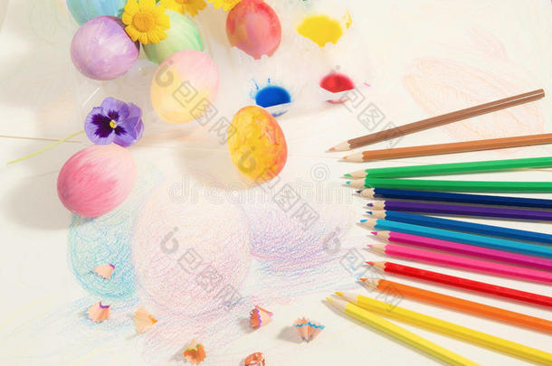复活节手绘鸡蛋与彩色铅笔，水彩和春花，安排在彩色绘图。