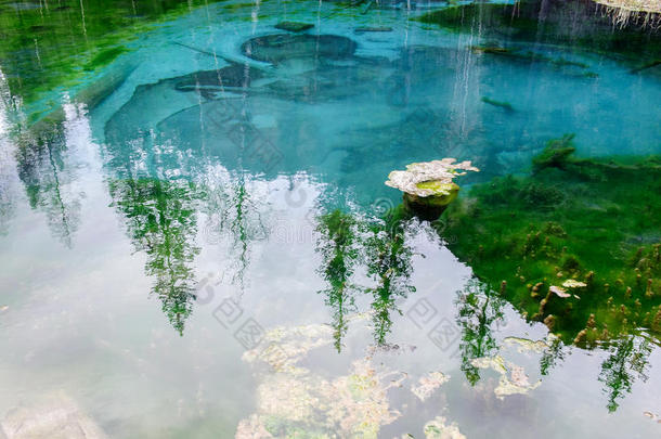 阿尔泰山脉的间歇泉湖