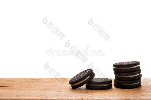 白色背景的木板上的黑色饼干
