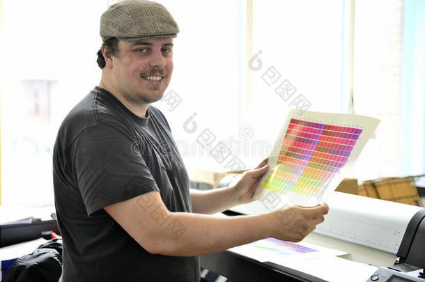 平面设计师检查颜色与颜色样本。