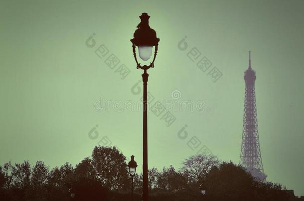 距离埃菲尔铁塔傍晚灯笼巴黎人
