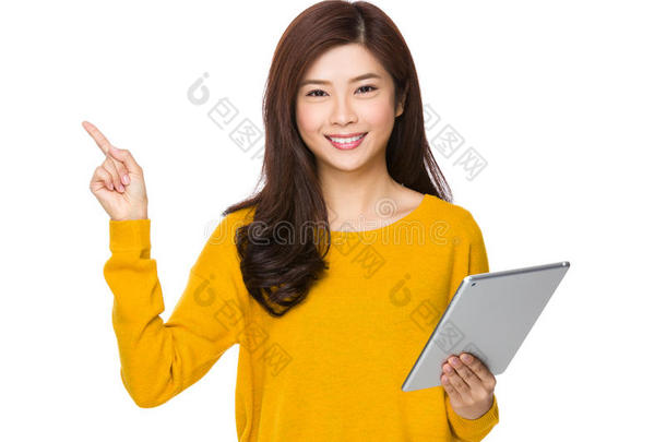 亚洲女人拿着数字平板电脑，手指朝上