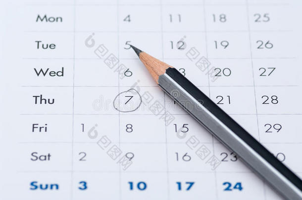 公开日历商业议程上的灰色铅笔