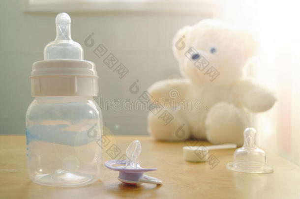 婴儿瓶，奶嘴和婴儿玩具