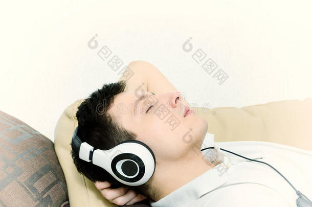 帅哥在耳机上听音乐，闭着眼睛