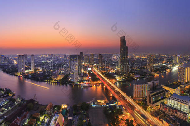 曼谷市河畔城市景观，夜间有高层办公楼