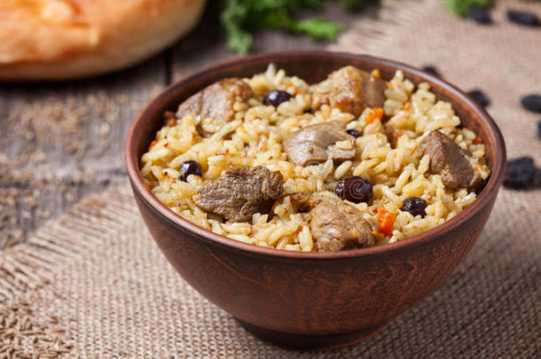 一碗热腾腾的传统阿拉伯民族大米食品