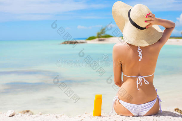 在海滩上晒日光浴的女人