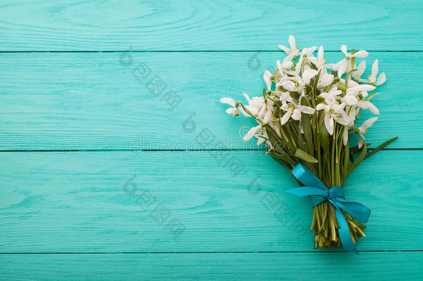 蓝色木制背景上的花和花边丝带