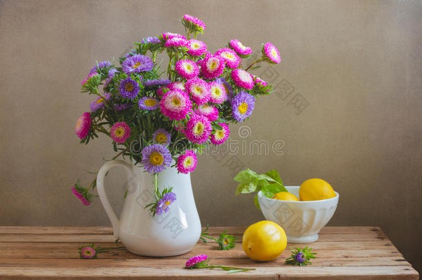 鲜花和新鲜柠檬作为母亲节庆祝活动
