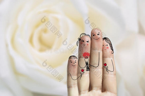 概念家庭手指艺术。 父亲、儿子和女儿正在给他们的母亲<strong>送花</strong>。 股票形象