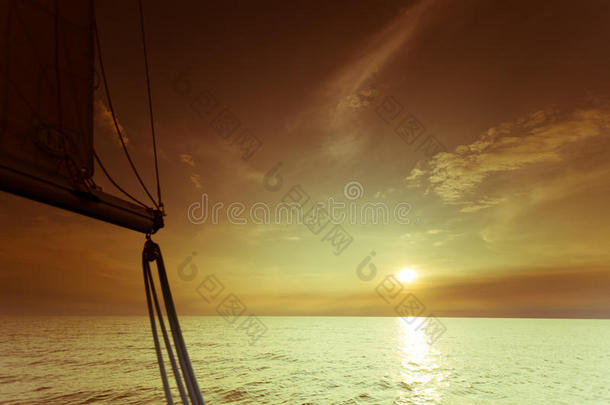 在波罗的海日落日出的游艇帆船。