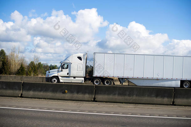 优秀的现代白色半卡车拖车干货车在高速公路上