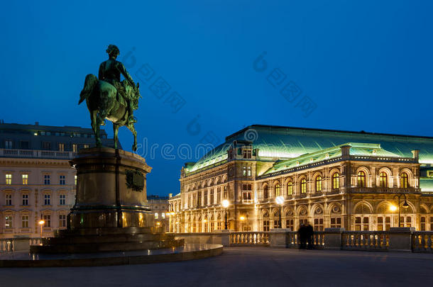 奥地利维也纳的马术雕像和<strong><strong>歌剧</strong>院</strong>