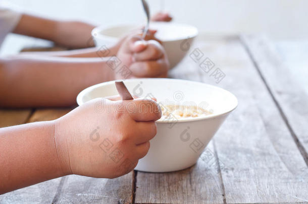 孩子们在白碗里吃<strong>方便面</strong>。
