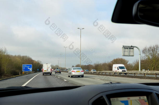 在英国M4高速公路上行驶