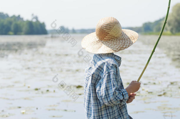 钓鱼男孩是春明手工钓鱼竿
