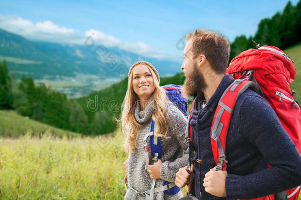 背着背包徒步旅行的微笑情侣