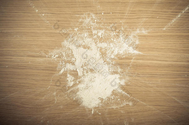 轻木桌子上的面粉。 色调