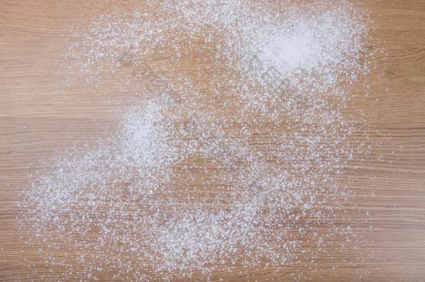 轻木桌子上的面粉