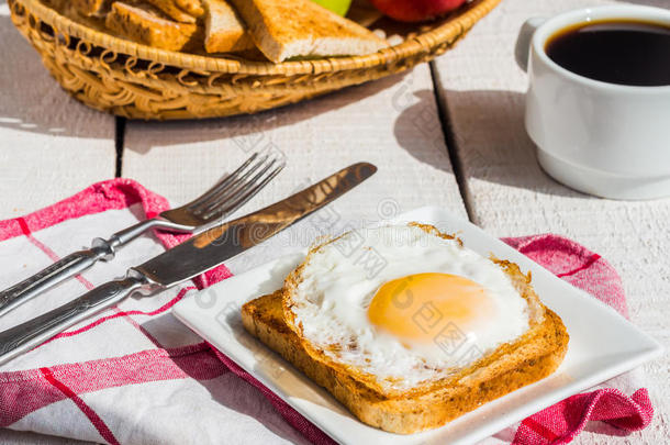 脆脆的面包，<strong>煎鸡蛋</strong>和一杯咖啡，水果，<strong>早餐</strong>