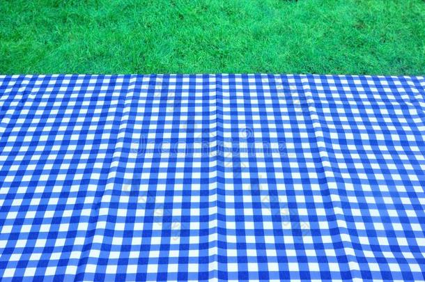 空野餐桌，蓝白色桌布背景