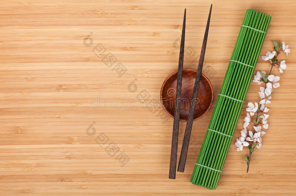 筷子，<strong>樱花枝</strong>和竹席